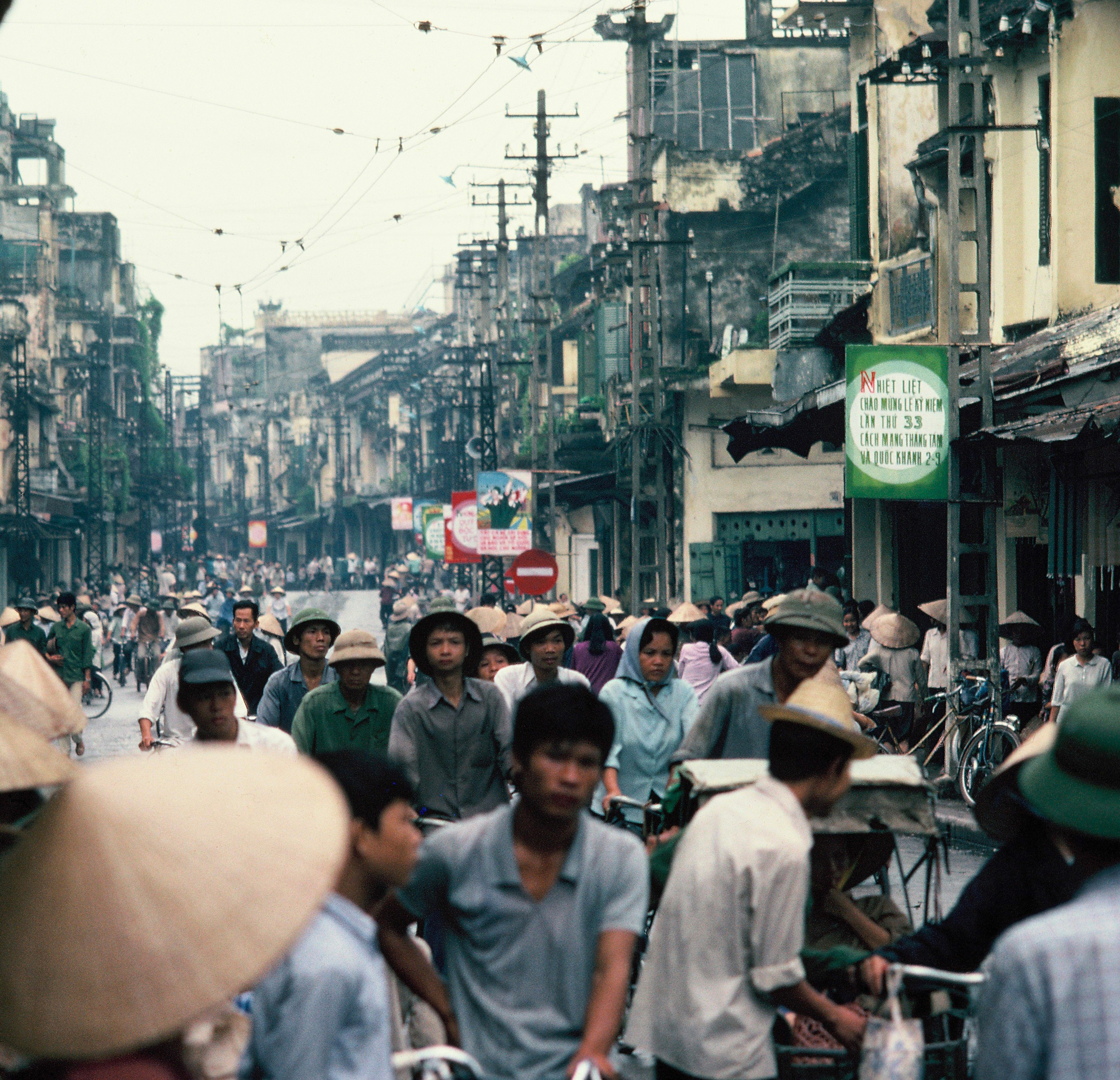 A busy Hà Nội street.